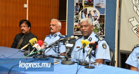 Le commissaire de police Mario Nobin, entouré de ses proches collaborateurs, a animé une conférence de presse aux Casernes centrales lundi 30 mai.
