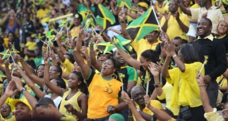 Des spectateurs lors des célébrations des 50 ans de l'indépendence de la Jamaïque, le 6 août 2012 au stade national de Kingston