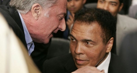La légende de la boxe Mohamed Ali salué par l'acteur Dustin Hoffman au Madison Square Garden à New York le 10 novembre 2010