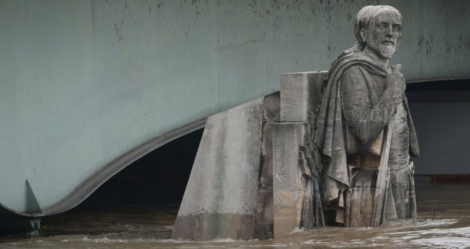 Le zouave du pont de l'Alma en partie immergé le 3 juin 2016 à Paris 