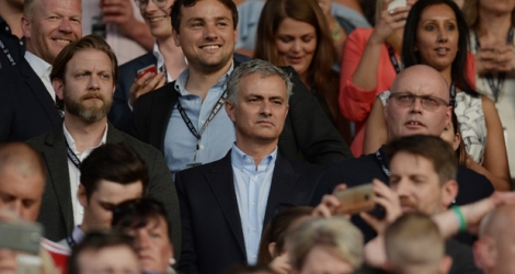 Jose Mourinho a savouré un accueil chaleureux à Old Trafford dimanche alors qu'il assistait à un match de bienfaisance depuis les tribunes pour sa première apparition publique dans le stade de Manchester United depuis sa nomination comme entraîneur.