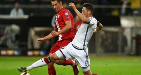 Mesut Özil avec l'Allemagne à la lutte avec le Polonais Grzegorz Krychowiak lors des éliminatoires de l'Euro à Francfort, le 4 septembre 2015