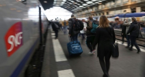 Des voyageurs le 1er juin 2016 gare de Lyon à Paris 