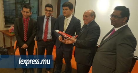 De g. à dr. : Fairuz Majid, Arik De, Benyamin Ismail d'AirAsia X, en compagnie d'Arnaud Martin et de Kevin Ramkaloan, de la MTPA.