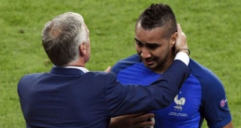 L'atttaquant de l'équipe de France Dimitri Payet (d) est félicité par son entraîneur Didier Deschamps à la fin du match face à la Roumanie lors de l'Euro au Stade de France, le 10 juin 2016 