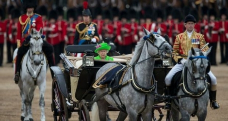 La reine Elizabeth II procède à la traditionnelle revue des troupes, près de Buckingham Palace, le 11 juin 2016 à Londres