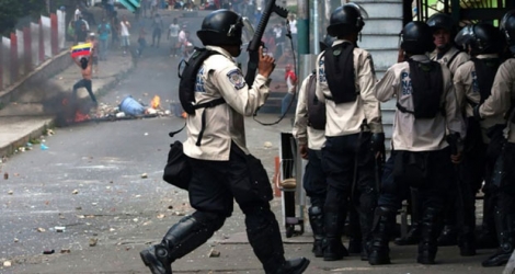 La police affronte des manifestants dans le quartier de La Vega à Caracas le 10 juin 2016.
