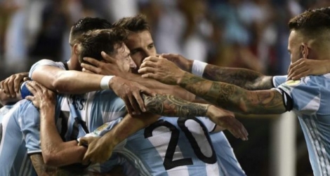 Lionel Messi congratulé par ses coéquipiers après un but, face au Panama, lors de la Copa America le 10 juin 2016 à Chicago 