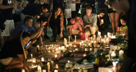 Fleurs et bougies déposées devant le Pulse en hommage aux victimes de la fusillade le 13 juin 2016 à Orlando.