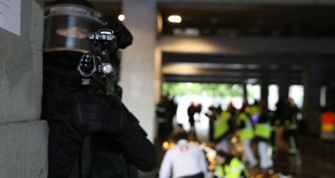 Des policiers du Raid lors d'un exercice d'entraînement le 31 mai 2016 au Stade de France à Saint-Denis.