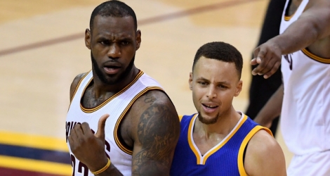 Qui de Golden State et de sa fine gâchette Stephen Curry (à dr.) ou de Cleveland et de son phénoménal LeBron James entreront dans l'histoire de la NBA ?