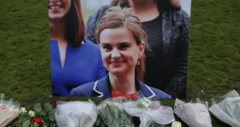 Des fleurs et des bougies déposées à la mémoire de Jo Cox le 16 juin 2016 à Parliament square à Londres.