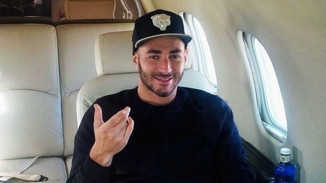 Alors que l'équipe de France prépare son match contre la Suisse dimanche, Karim Benzema, lui, prend du bon temps pendant ses vacances forcées et le fait savoir sur le réseau social Instagram.