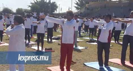 Anil Gayan participait à des célébrations de la journée internationale du yoga, à Bambous, dimanche 19 juin.