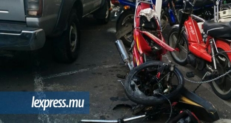 L'état de la motocyclette qui a été impliquée dans un accident à Constance, mardi 21 juin, témoigne de la violence de l'impact.