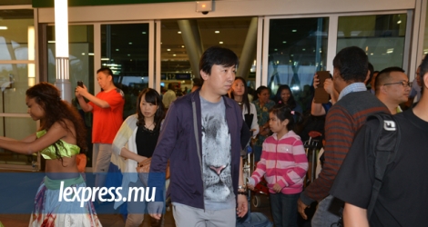 Des passagers du vol inaugural de la China Southern Airlines en provenance de Shenzhen, le 28 juin 2014.