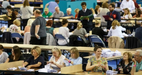 Des Ecossais dépouillent les votes pour le référendum sur le Brexit à Glasgow le 23 juin 2016.