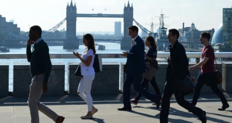 Des employés de la City de Londres traversent le London Bridge.