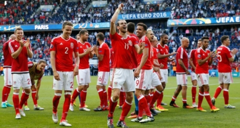 Gareth Bale (c) salue les supporters après la qualification en quarts de finale de l'Euro du Pays de Galles au détriment de l'Irlande du Nord au Parc des Princes, le 25 avril 2016.