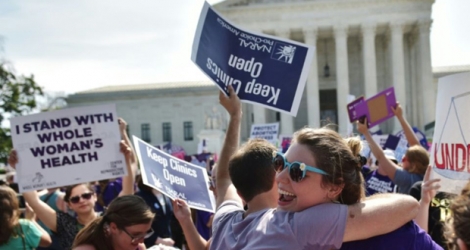 Des manifestants réagissent après une décision de la Cour suprême réaffirmant le droit à l'avortement, le 27 juin 2016 à Washington.