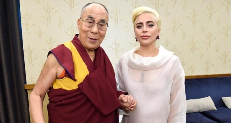 Les internautes chinois ont vertement critiqué lundi Lady Gaga sur les réseaux sociaux après sa rencontre avec le dalaï lama.