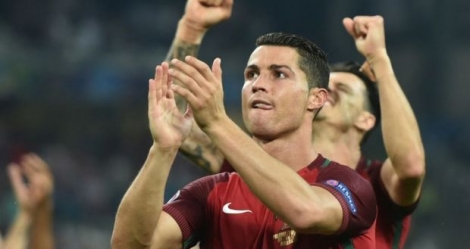 L'attaquant Cristiano Ronaldo applaudit les supporteurs après la victoire du Portugal face à la Pologne en quarts de finale de l'Euro au Vélodrome, le 30 juin 2016