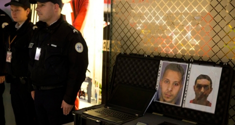 Des portraits de Salah Abdeslam (à gauche) et Mohamed Abrini, à l'aéroport de Roissy-Charles-de-Gaulle. 