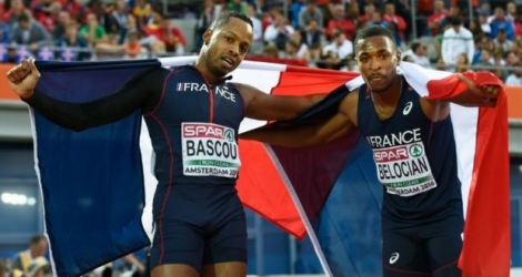 Les Français Wilhem Belocian (d) et Dimitri Bascou (g) posent avec le drapeau tricolore après la finale du 110 m haies lors de l'Euro à Amsterdam, le 9 juillet 2016