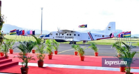 Le Premier ministre lors de la cérémonie marquant l’acquisition d’un nouveau Dornier à l’aéroport de Plaisance, mercredi 13 juillet.