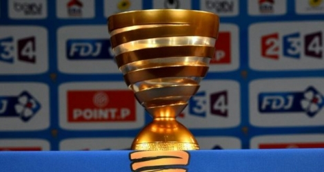 Le trophée de la Coupe de la Ligue, remportée par le PSG devant Marseille, le 22 avril 2016 au Stade de France