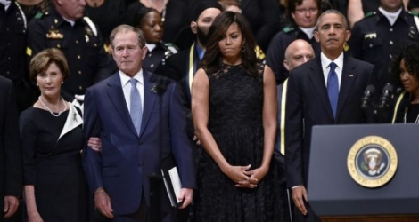 de d à g) Le président américain Barack Obama, son épouse Michelle Obama, l'ex-président George W. Bush et son épouse Laura Bush, le 12 juillet 2016 à Dallas 