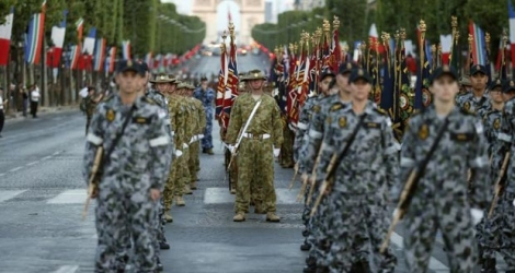 Les militaires de la Garde républicaine descendent les Champs Elysées le 14 juillet 2016 à Paris a lors du traditionnel défilé.