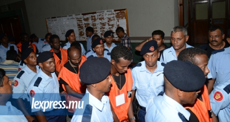 (Photo d’archives) Les douze pirates somaliens lors d’une précédente comparution en cour. Ils avaient été acquittés, le jeudi 6 novembre 2014.