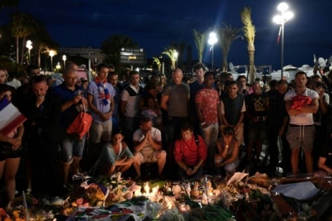   Hommages aux victimes de l'attaque de Nice, le 15 juillet 2016, au lendemain du drame Photo ANNE-CHRISTINE POUJOULAT. AFP