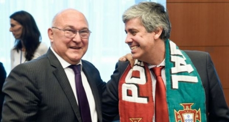 Le ministre des Finances portugais Mario Centeno (d) et son homologie français Michel Sapin, le 11 juillet 2016 à Bruxelles 