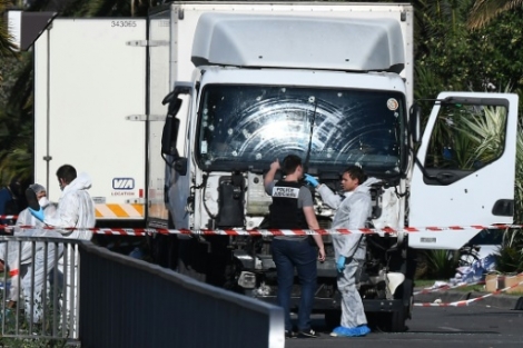 Des experts scientifiques de la police devant le camion criblé de balles de l'auteur de l'attentat sanglant de Nice, le 15 juillet 2016 