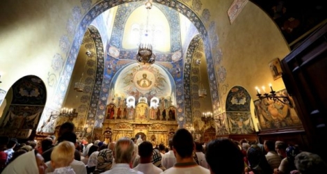 Des fidèles assistent à une messe célébrée à l'intention des victimes de l'attentat de Nice, le 17 juillet 2016 dans la cathédrale orthodoxe Saint-Nicolas de la ville 