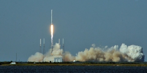 Le lanceur Falcon 9 avec le vaisseau spatial cargo Dragon à Cap Canaveral le 8 avril 2016 