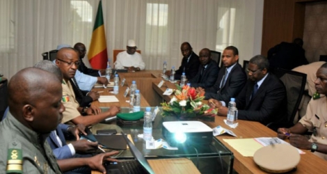 Conseil de sécurité autour du président malien Ibrahim Boubacar Keita, le 19 juillet 2016 à Bamako, après l'attaque du camp de Nampala.