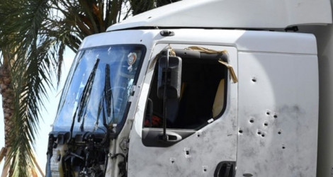 Le camion conduit par Mohamed Lahouaiej Bouhlel est inspecté par la police sur la Promenade des Anglais à Nice, le 15 juillet 2016, au lendemain matin de l'attentat qui a fait 84 morts.