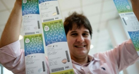 Un brésilien montre des billets pour les JO-2016 à Rio de Janeiro, Brésil, le 20 juin 2016