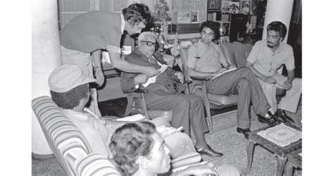 Les négociations en vue d’une compensation pour les Chagossiens furent nombreuses durant les années 1981-82. On reconnaît ici (de g. à dr.) Auguste Follet, Elie Michel, Bhinod Bacha, SSR, Alain Laridon et Jean Claude de l’Estrac.
