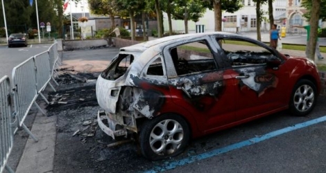 Une voiture brûlée à Beaumont-sur-Oise le 21 juillet 2016 
