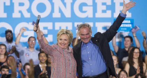 La candidate démocrate Hillary Clinton et le sénateur démocrate de Virginie Tim Kaine, le 14 juillet 2016 à Annandale (Virginie).