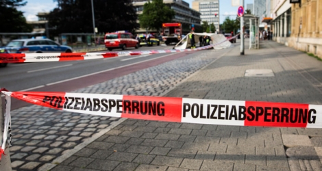 Un demandeur d'asile syrien de 21 ans a tué dimanche une femme et blessé deux autres personnes à la machette dans le centre de la ville de Reutlingen en Allemagne (sud-ouest) avant d'être interpellé.