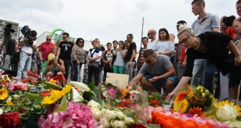 Des fleurs déposées près du centre commercial Olympia-Einkaufszentrum, en hommage aux victimes de la fusillade.