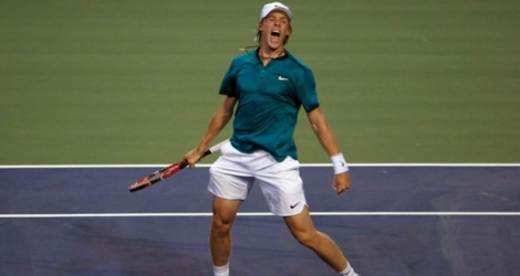 Le Canadien Denis Shapovalov célèbre sa victoire sur l'Australien Nick Kyrgios au premier tour du tournoi ATP de Toronto.