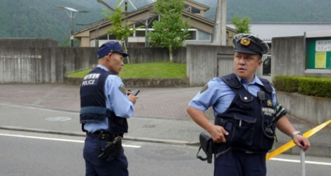 Des policiers montent la garde autour du centre pour handicapés mentaux où 19 personnes ont été tuées à Sagamihara.