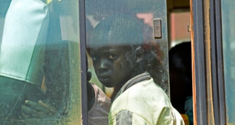 Des réfugiés sud-soudanais attendent dans un bus à Amuru, dans le nord de l'Ouganda.