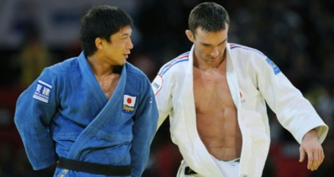 Le judoka japonais Masato Uchishiba (g) est félicité par le Français Benjamin Dardelet lors d'un combat chez les 66 kg au tournoi de Paris, le 7 février 2009.